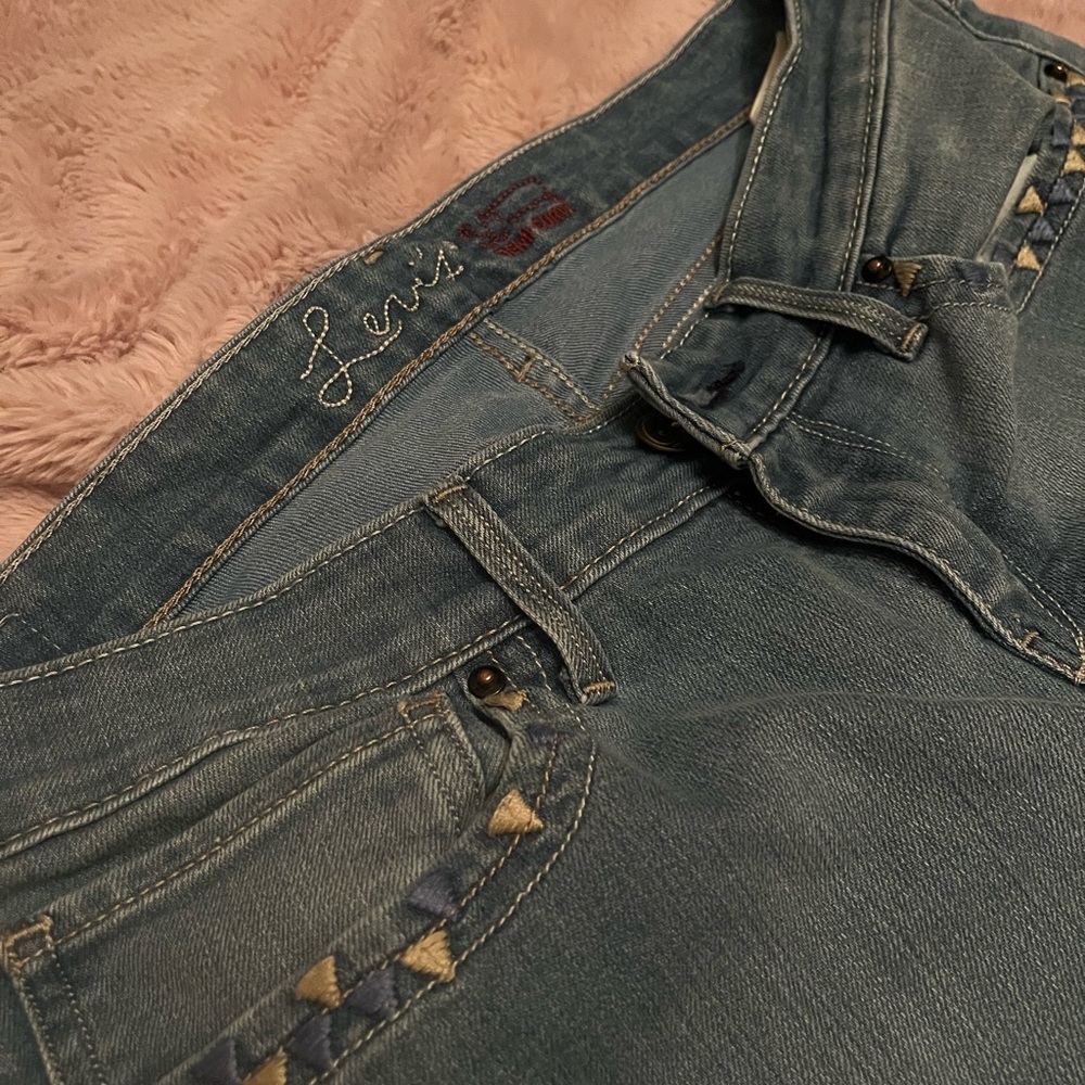 Levi’s embroidered jeans 👖